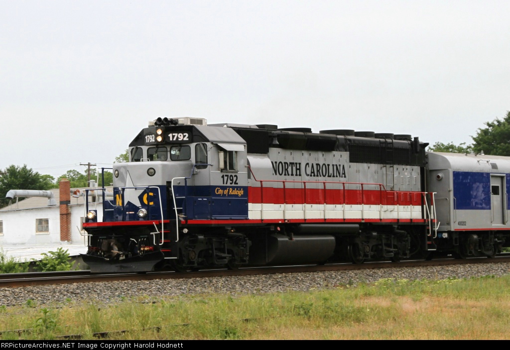 RNCX 1792 leads train 76 northbound